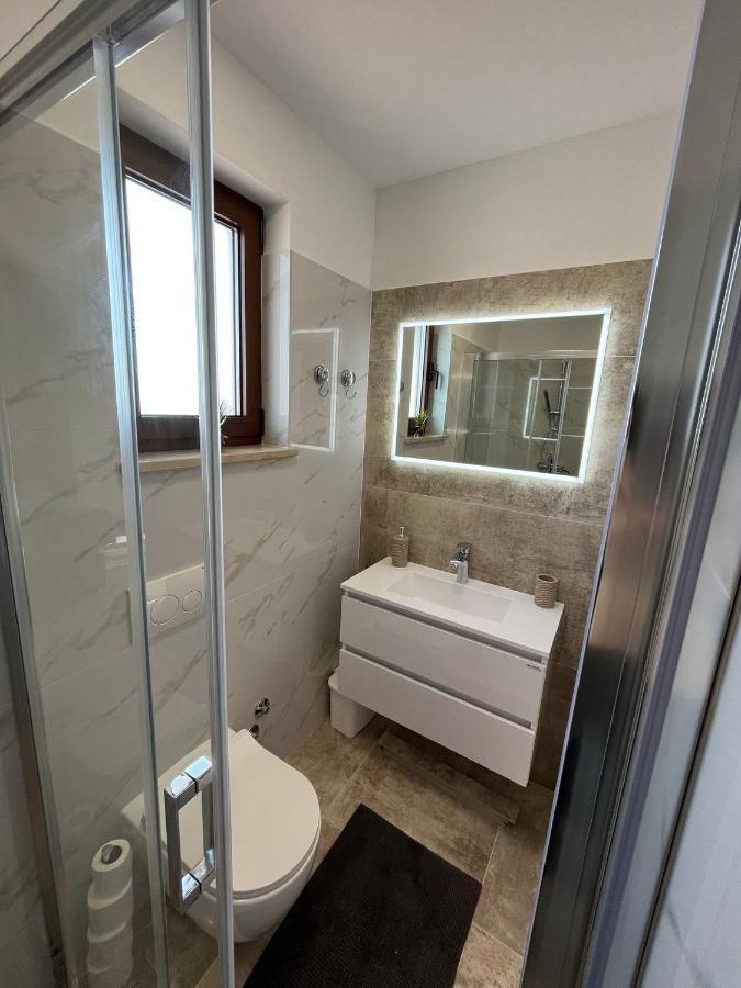 Apartman Sara S Pogledom Na More Lovran Exterior photo